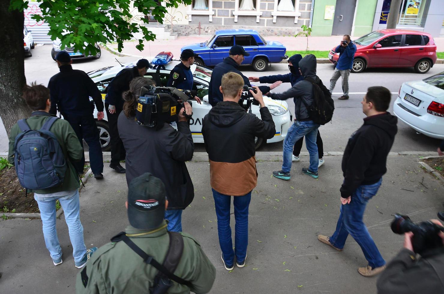 kharkov, ucrania - 17 de mayo de 2017 bloqueo de la salida a los coches de policía por parte de activistas de derecha de kharkiv durante la ruptura de la manifestación lgbt en kharkiv foto