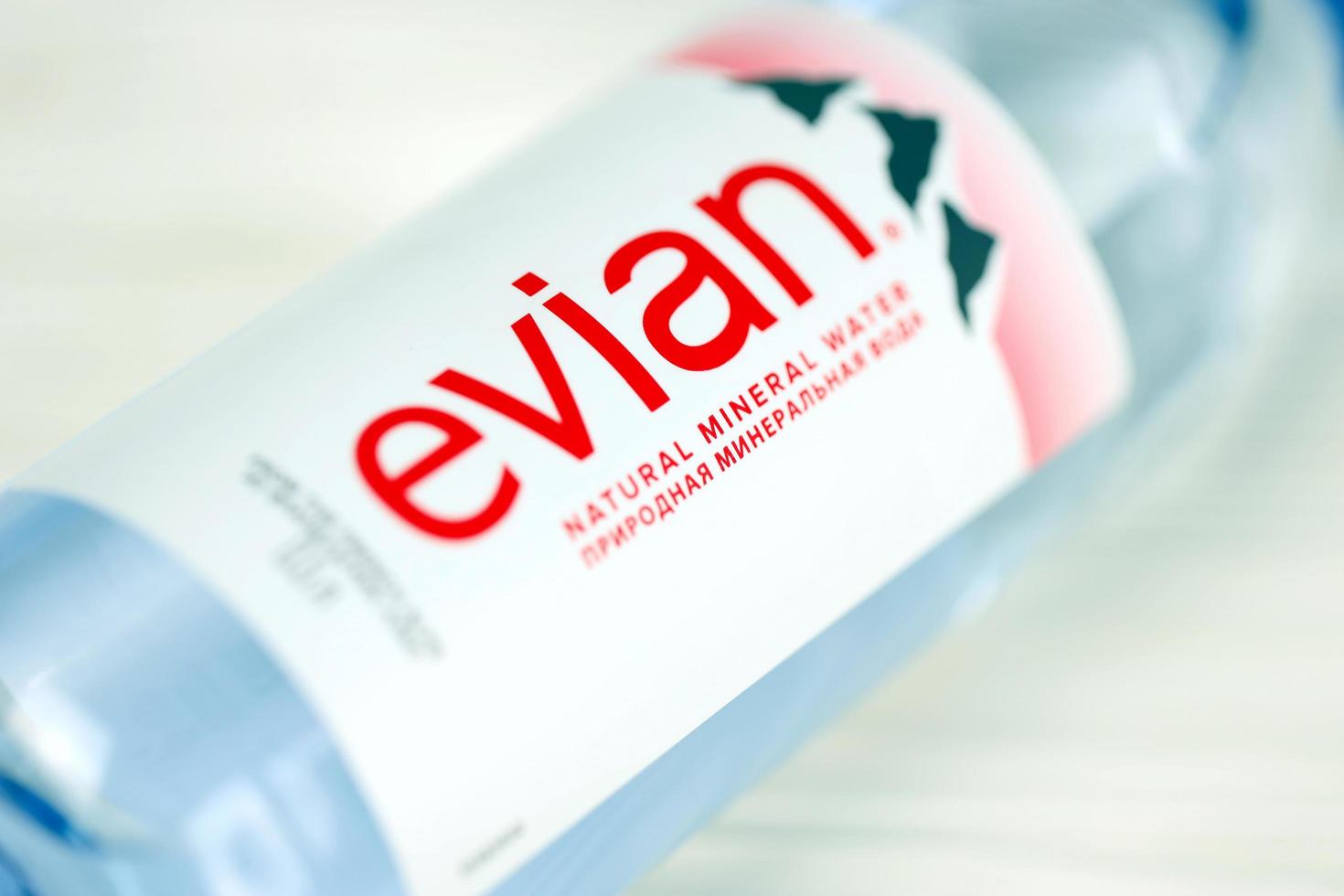 kharkov, ucrania - 2 de julio de 2021 botella de agua mineral natural evian. fábrica de embotellado evian ubicada en amphion, francia foto