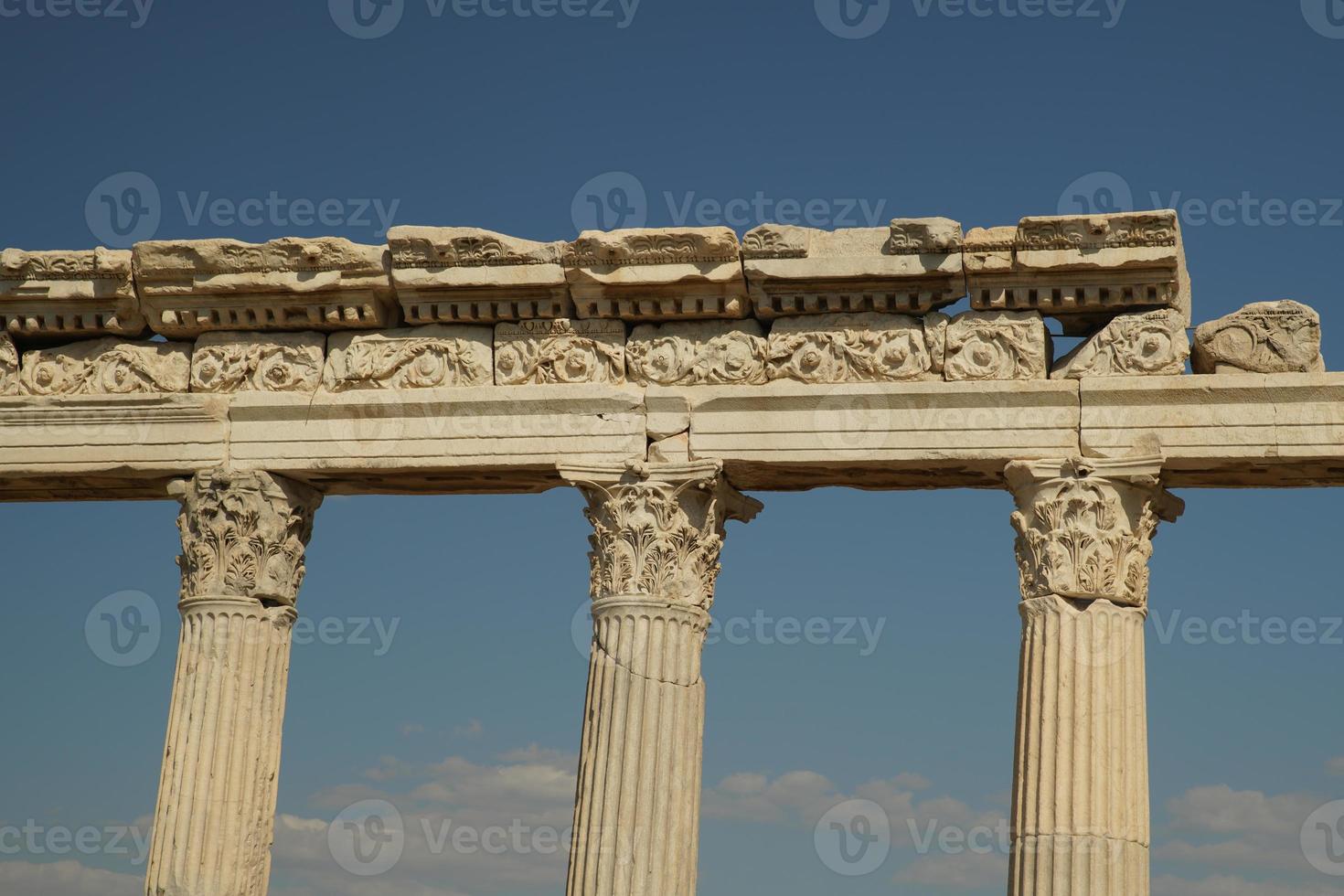 columnas en laodicea en la antigua ciudad de lycus en denizli, turkiye foto