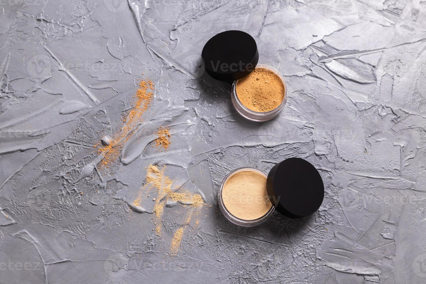 polvo mineral de diferentes colores con pinceles para maquillaje sobre fondo de madera, espacio de copia foto