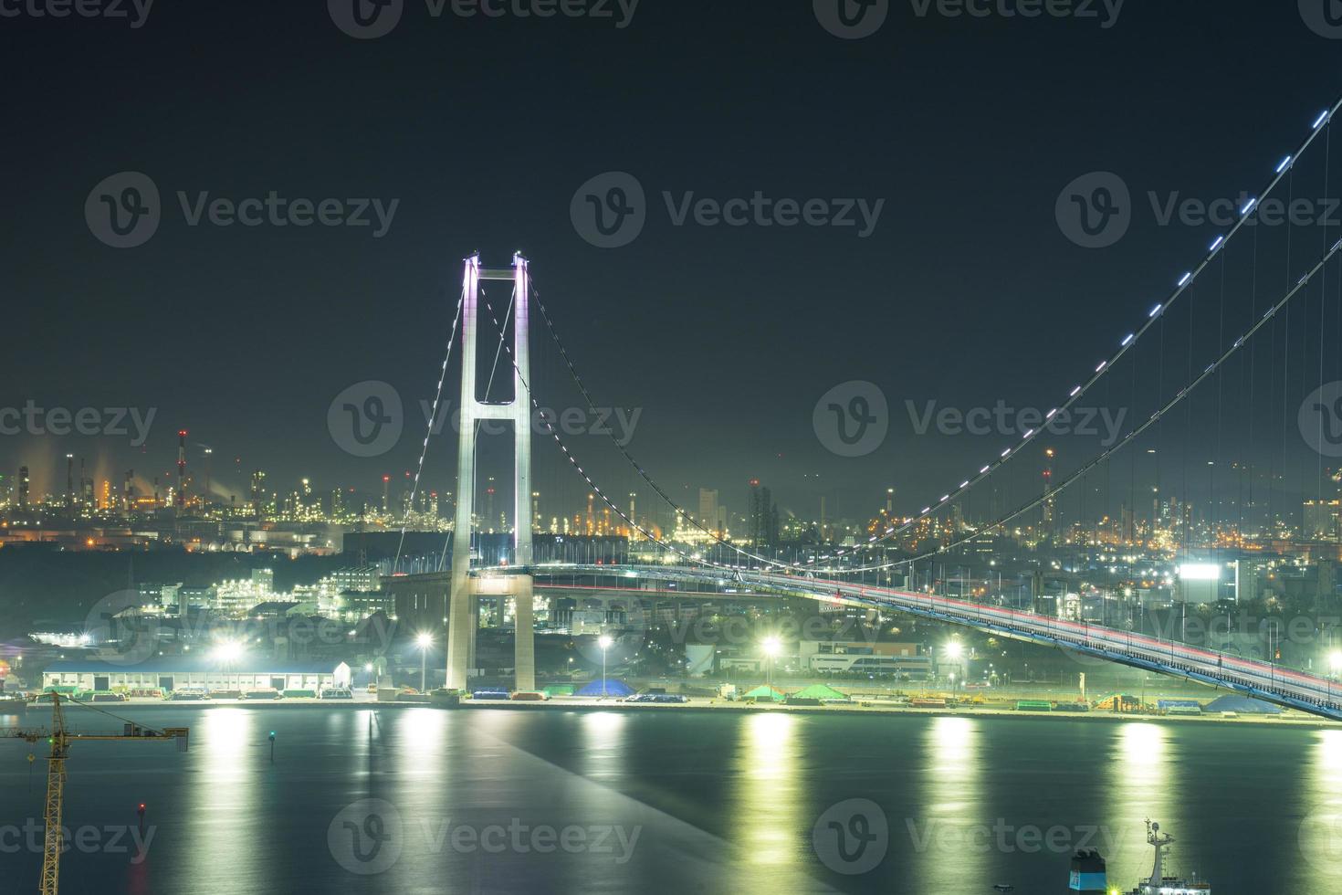 vista nocturna del puente ulsan y la fábrica en corea foto