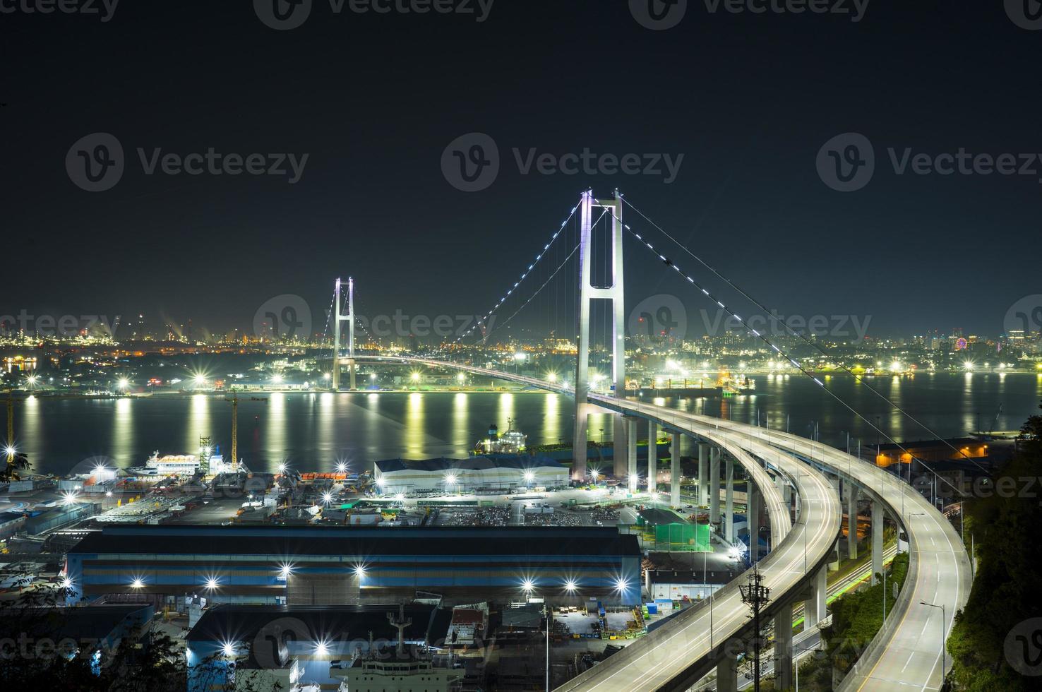 vista nocturna del puente ulsan y la fábrica en corea foto