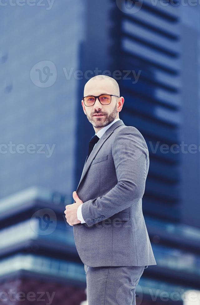 elegante joven apuesto hombre de negocios foto