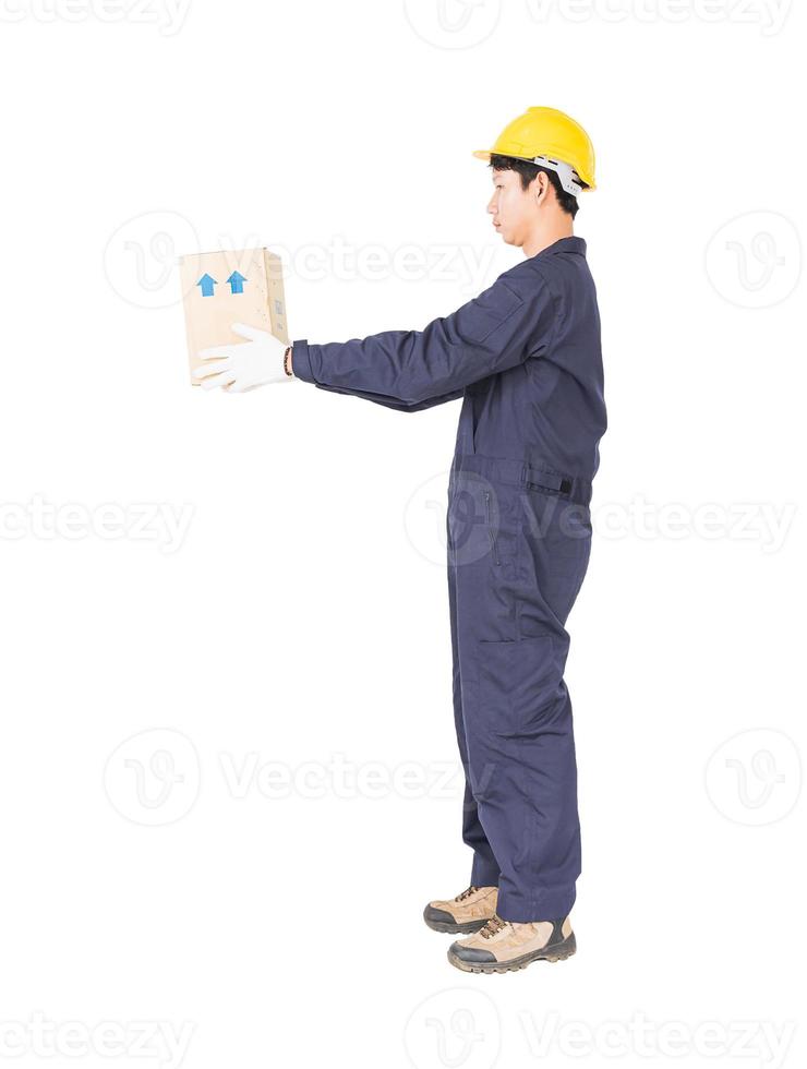 hombre sosteniendo caja de papel foto