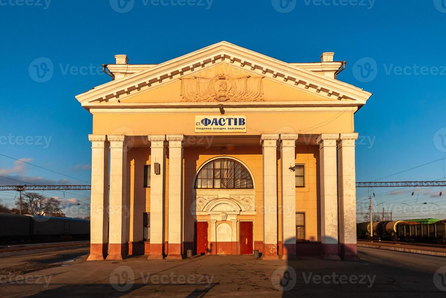 vista general del antiguo edificio de la estación de tren contra el cielo azul. rápido, ucrania foto