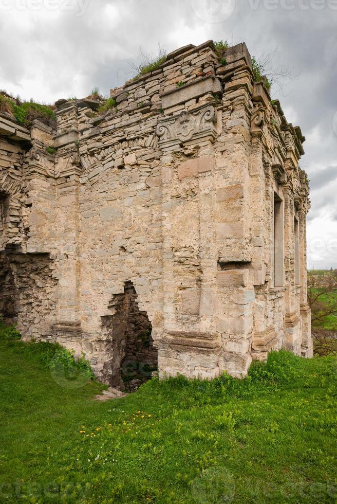 castillo arruinado de skala-podilsky contra un cielo nublado en la región de ternopil. Ucrania foto