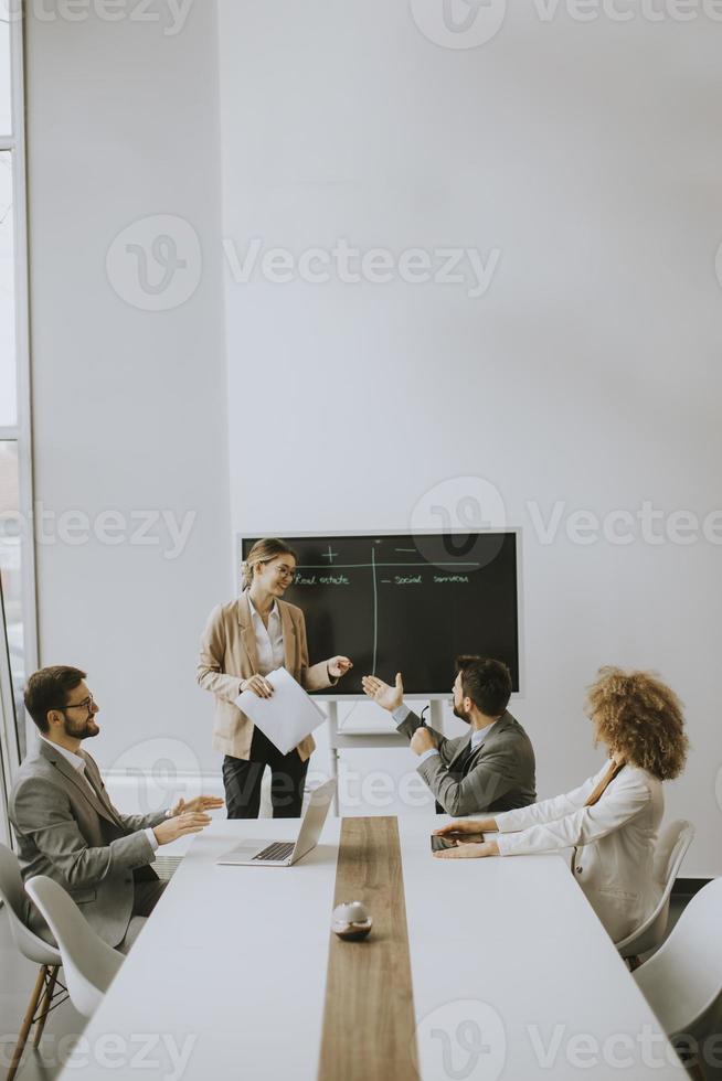 jóvenes empresarios multiétnicos trabajando juntos en la oficina foto