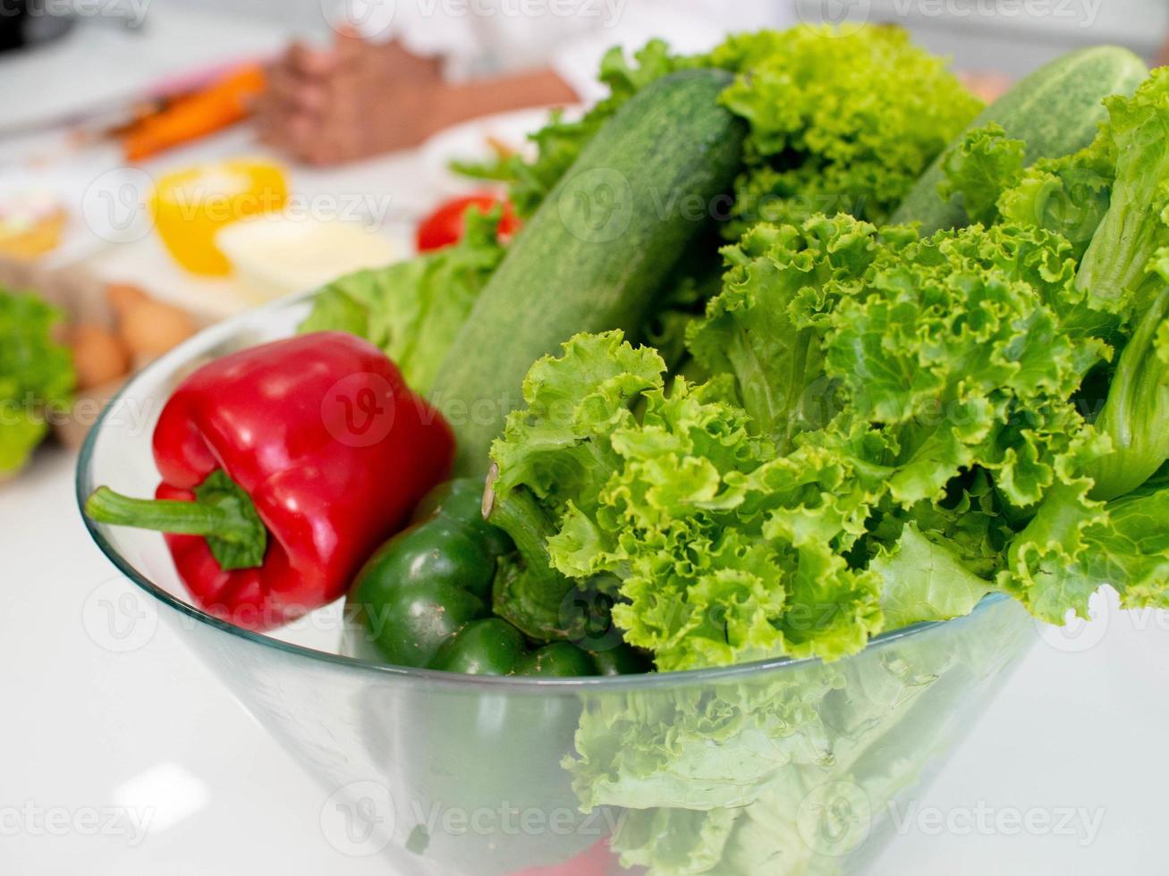 vegetal fruta tomate zanahoria brócoli pepino manzana patata verde rojo color natural en plato mesa escritorio símbolo comida saludable orgánico ensalada cosecha agricultura producto colección comer fresco dieta foto