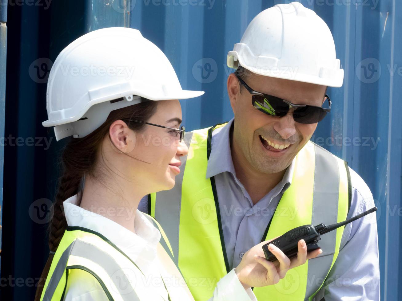 mujer de negocios hembra blanco casco casco seguridad hablar discusión capataz macho supervisor fábrica importación exportación envio container ingeniero arquitecto tecnologías industrias construcción profesional foto