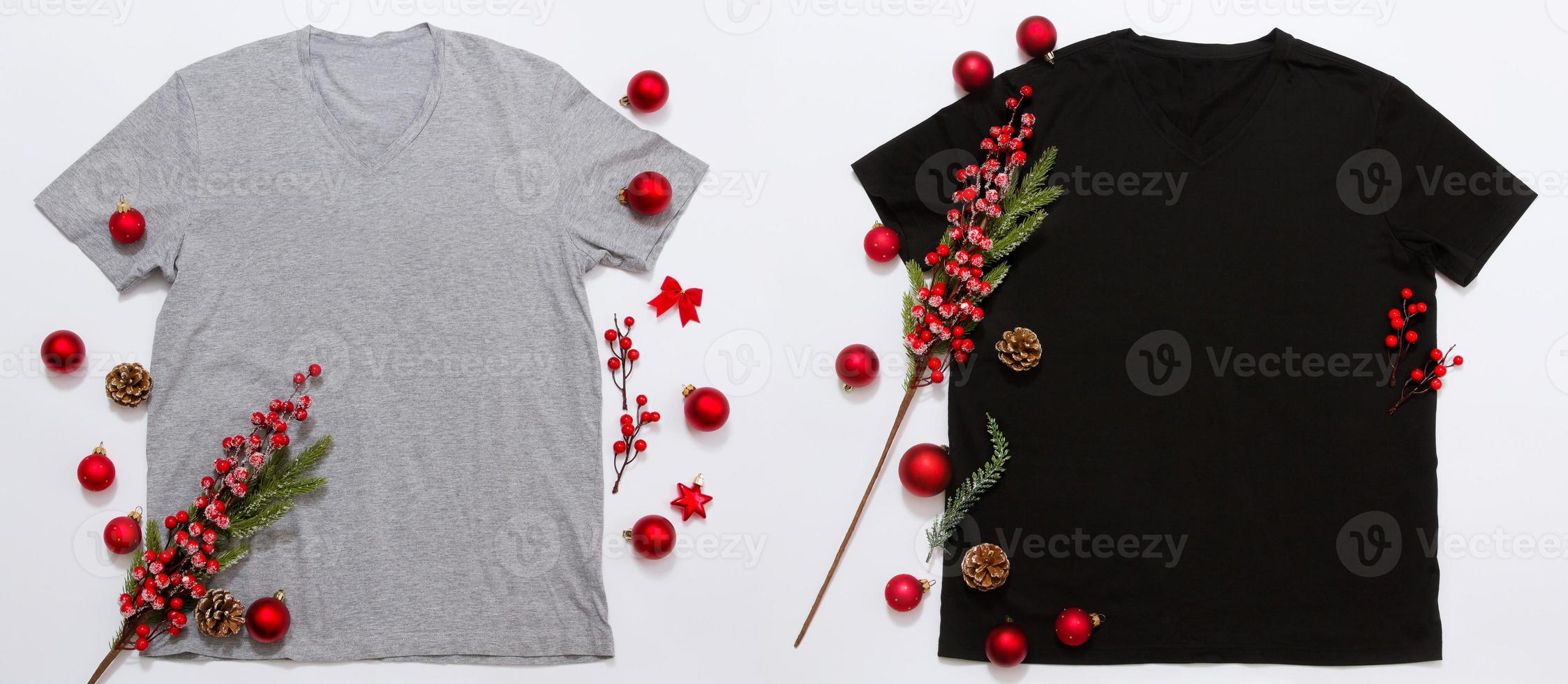 banner cerrar camiseta de plantilla en blanco gris negro con espacio de copia. concepto de vacaciones de navidad. camiseta de maqueta de vista superior y decoraciones navideñas rojas sobre fondo blanco. feliz año nuevo accesorios. Navidad foto