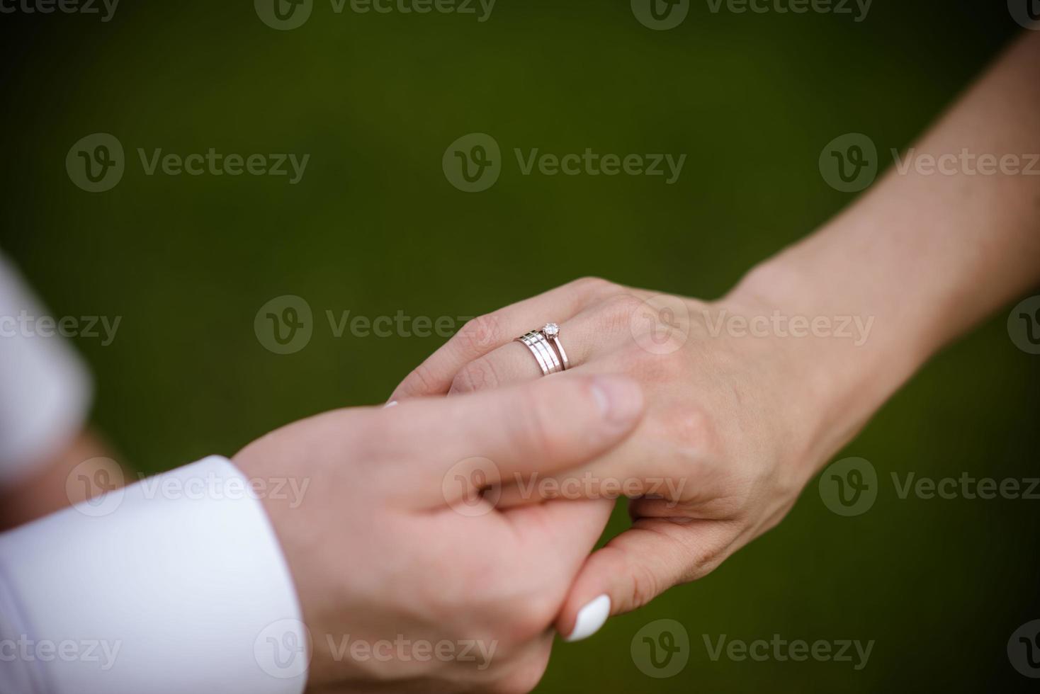 manos de la novia y el novio con anillos. novia y novio en un café. mesa de ramo de boda. la novia y el novio se dan la mano. anillos de boda. pareja amorosa en un café. té caliente para los amantes foto