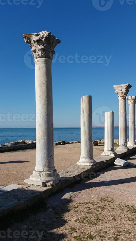 Quersoneso taúrico - antiguas columnas dóricas en la orilla del mar en Quersoneso, Crimea foto