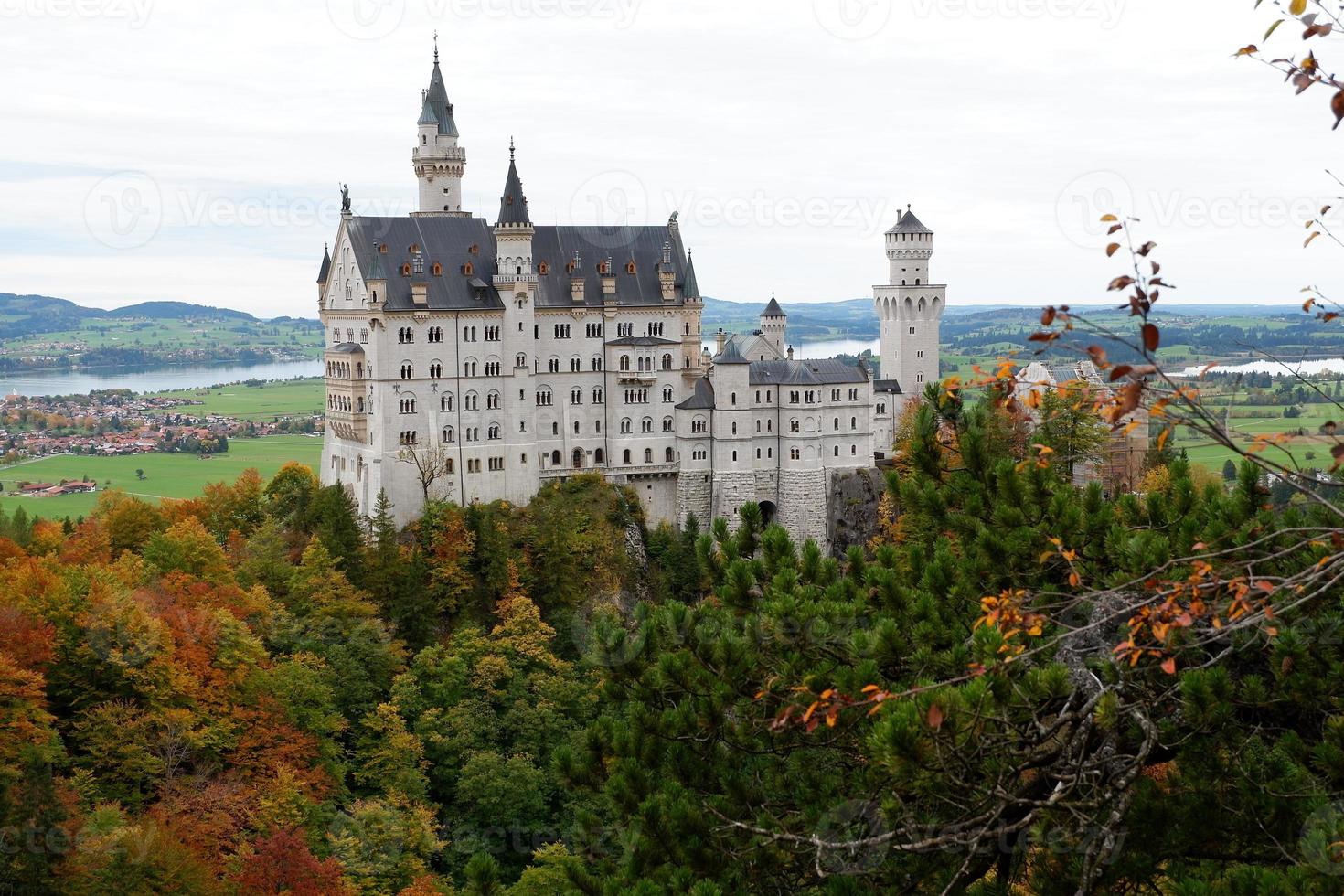 castillo de neuschwanstein, palacio, alemania en la temporada de otoño con colores foto