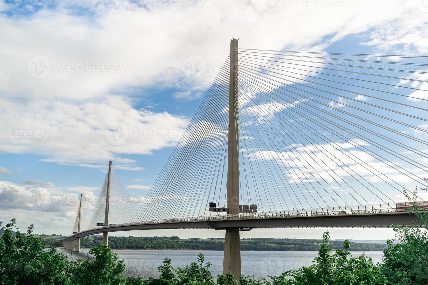 el cruce de queensferry en edimburgo. una espectacular hazaña de ingeniería que se eleva sobre el río. foto