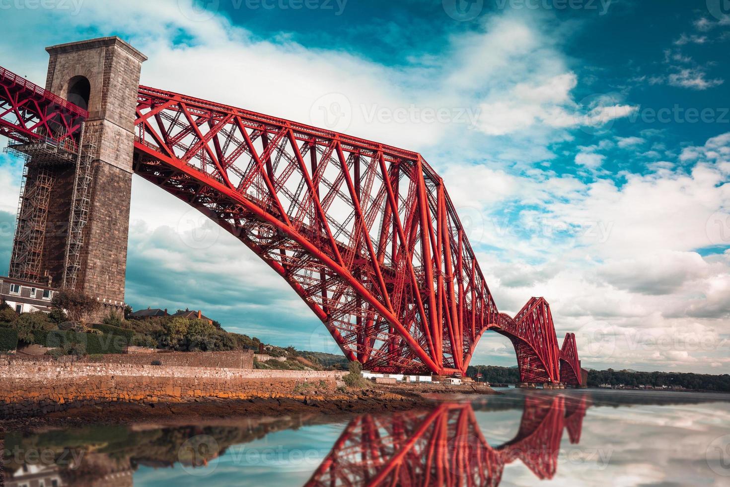 el famoso puente ferroviario de edimburgo. una espectacular hazaña de ingeniería que se eleva sobre el río. foto