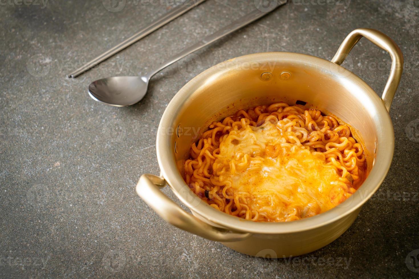 fideos instantáneos picantes coreanos con queso foto