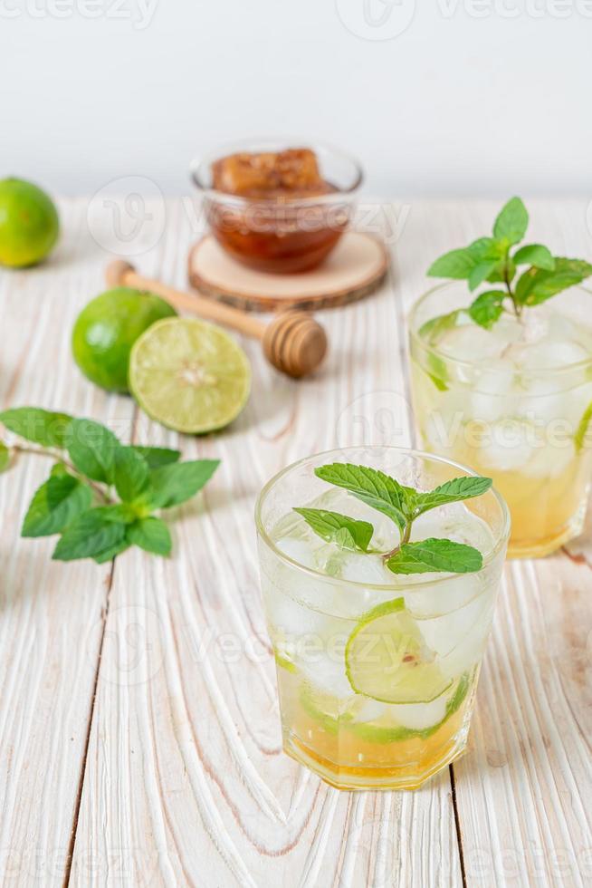 Miel helada y refresco de lima con menta foto