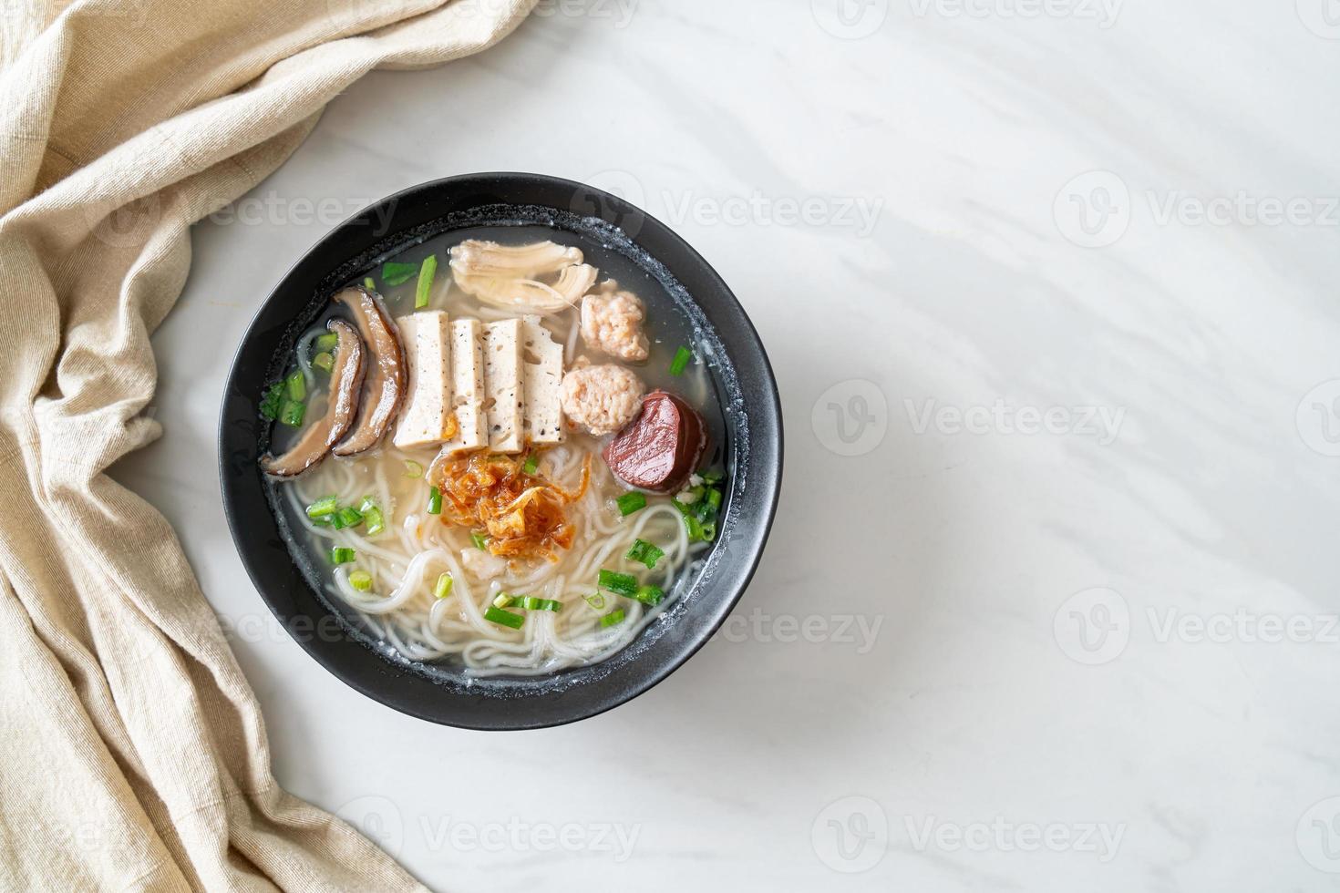 sopa de fideos de arroz vietnamita con salchicha vietnamita servida con verduras y cebolla crujiente foto