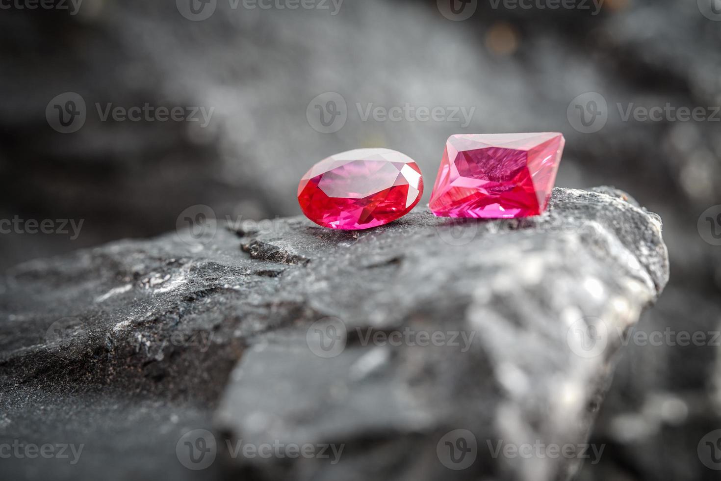 piedra preciosa de zafiro natural, joya o gemas en color negro brillante, colección de muchas piedras preciosas naturales diferentes amatista, foto