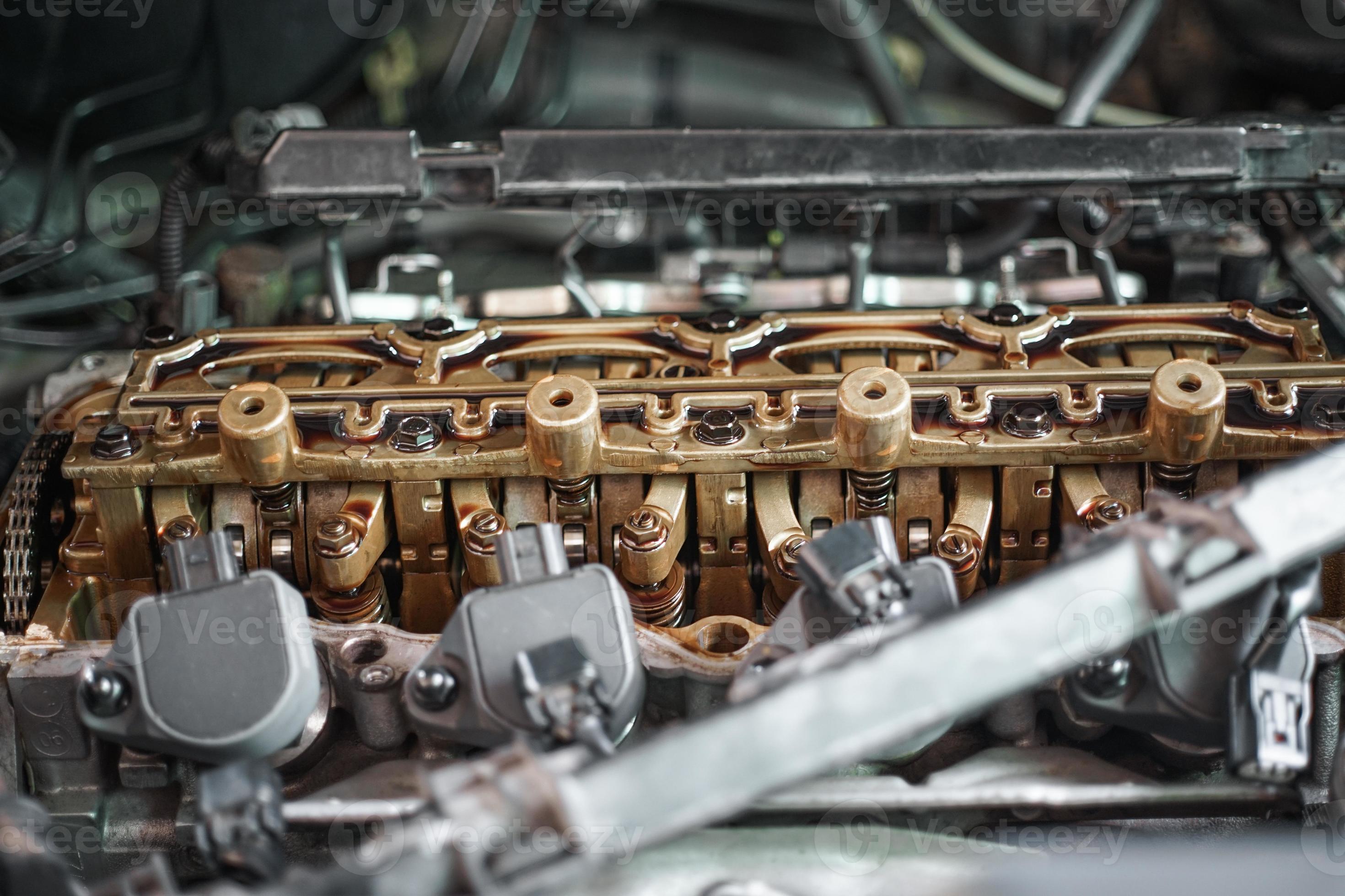 auto mechanic Using Feeler gauge Set the car valve. Measuring valve