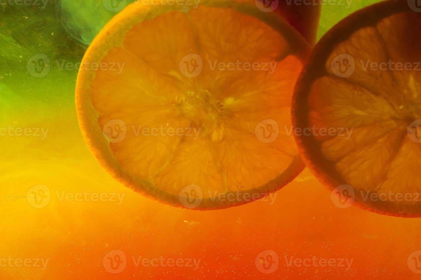 slices oranges in water photo