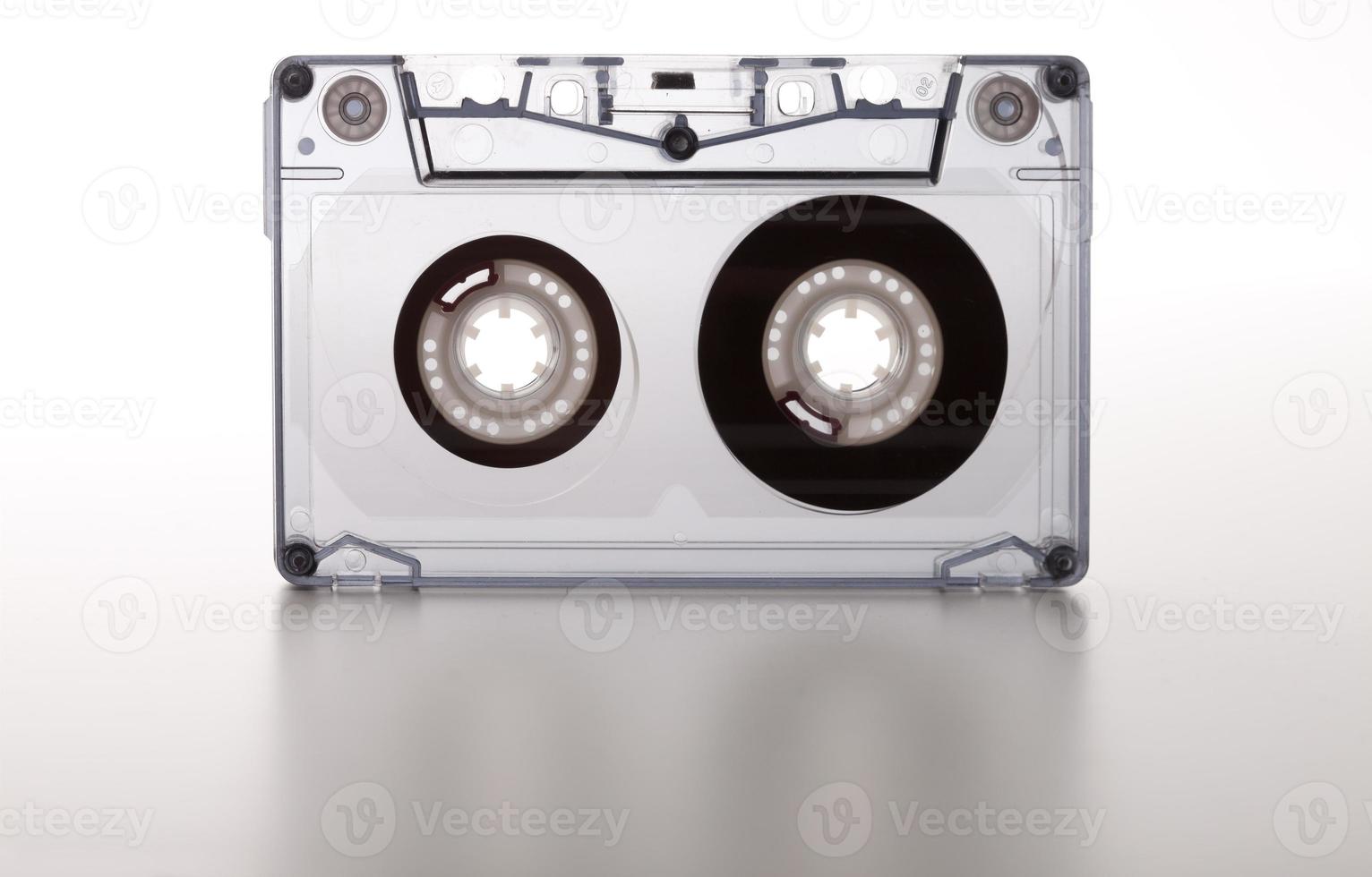 cinta de casete de audio aislada en fondo blanco, concepto de música vintage de los años 80 foto