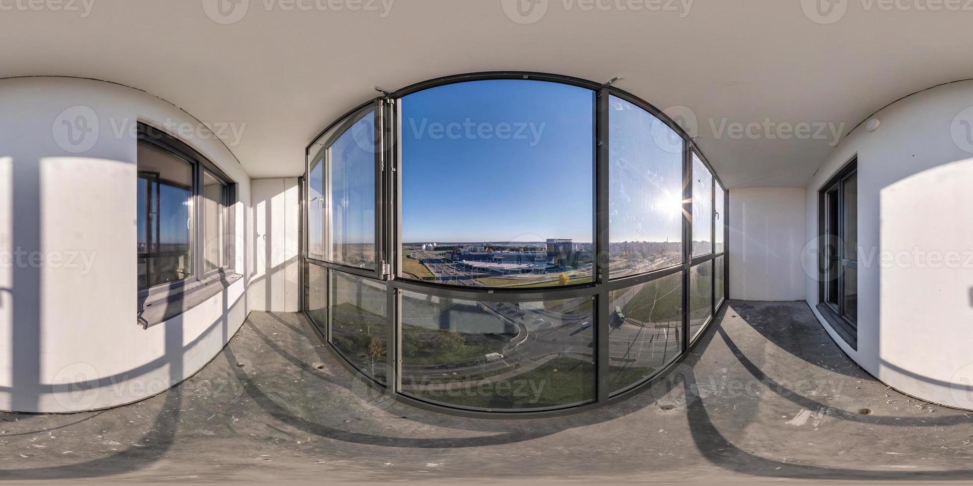 Vista panorámica de 360 hdri desde el balcón con vidrio sucio y polvoriento de un edificio de varios pisos hasta la concurrida intersección de un enorme complejo residencial en proyección esférica equirectangular sin fisuras, contenido ar vr foto