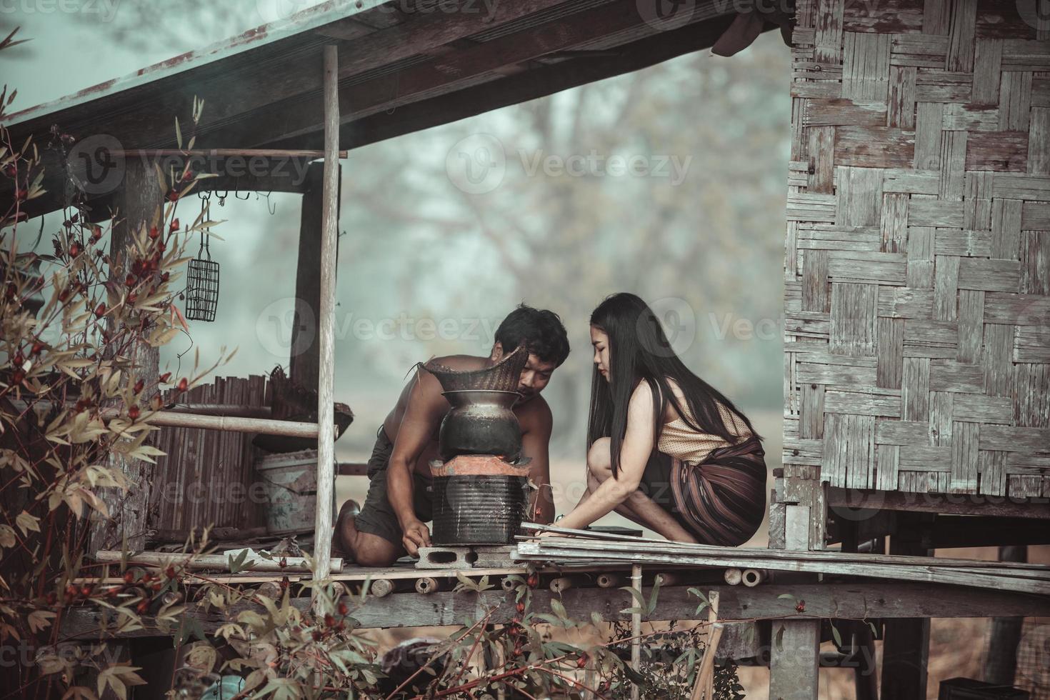 estilo de vida isaan parejas ayudándose unos a otros a cocinar en el noreste de tailandia. foto