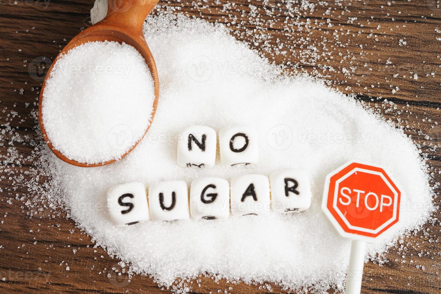 sin azúcar, azúcar granulada dulce con texto, prevención de diabetes, dieta y pérdida de peso para una buena salud. foto