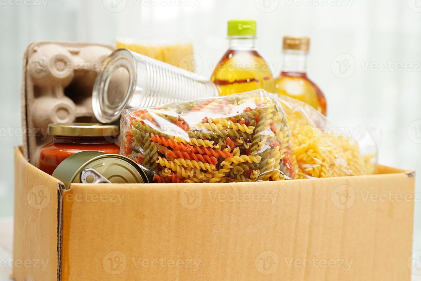 alimentos en caja de donación para voluntarios para ayudar a las personas. foto