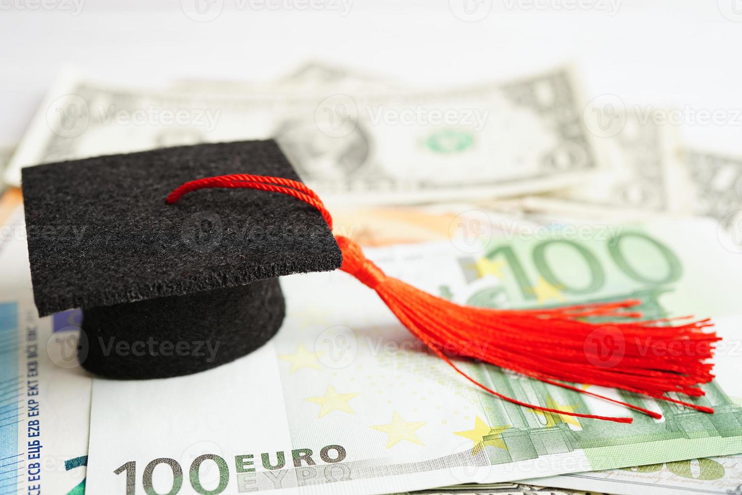 Sombrero de brecha de graduación en billetes de euro y dólar estadounidense, concepto de enseñanza de aprendizaje de tarifa de estudio de educación. foto