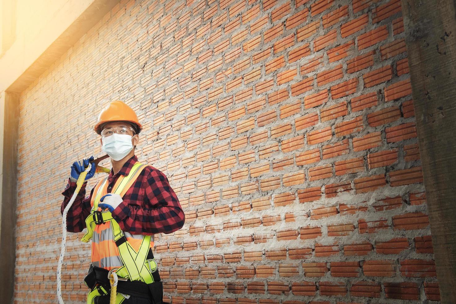 trabajador de techado con uniforme protector y guantes, herramientas para  techos, instalación de techos nuevos en construcción, taladro eléctrico  usado en techos nuevos con láminas de metal. 15632738 Foto de stock en