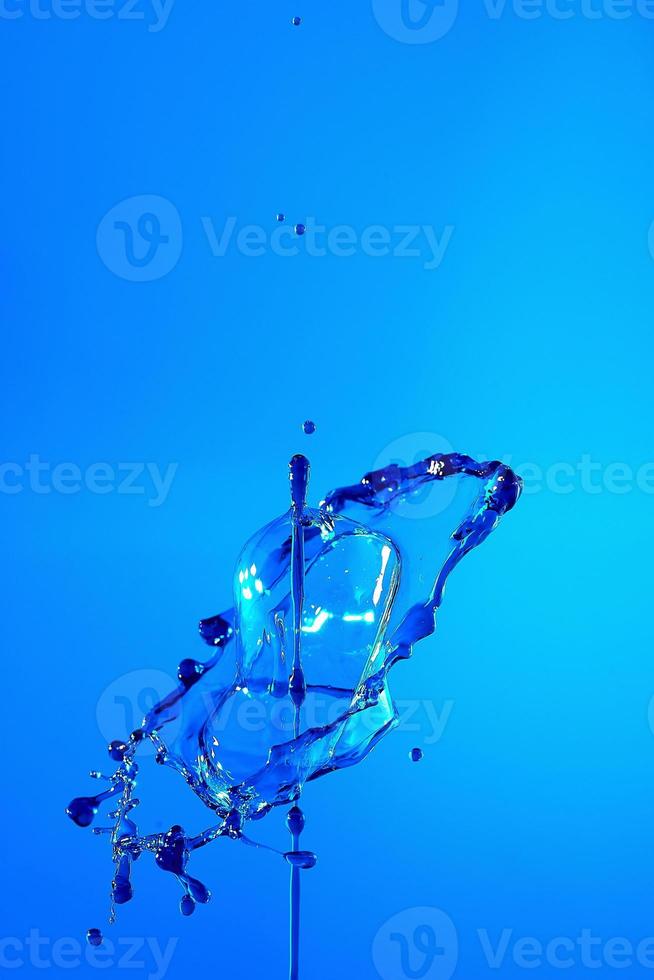 fondo abstracto de un chorro de agua coloreada, colisión de gotas coloreadas cayendo una hacia la otra. foto
