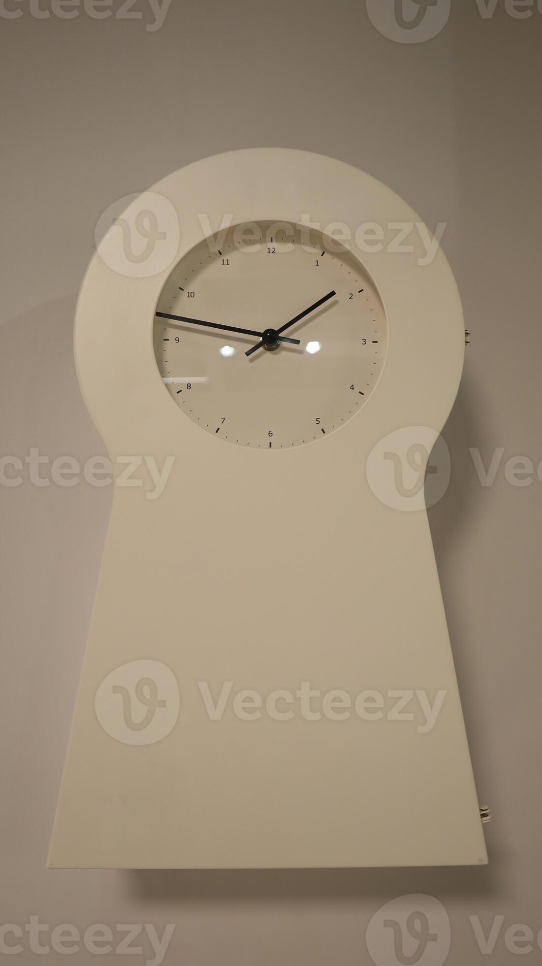 Unique white wall clock shaped like a keyhole. 15634186 Stock Photo at