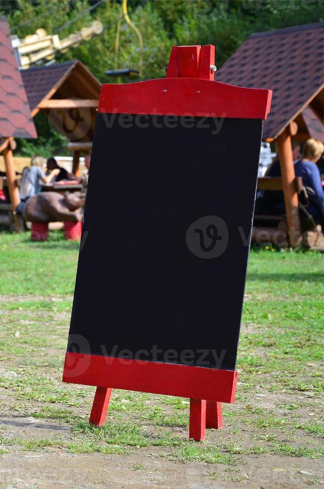 una gran pizarra a modo de menú para un restaurante al aire libre en una zona montañosa. espacio libre para tu texto foto