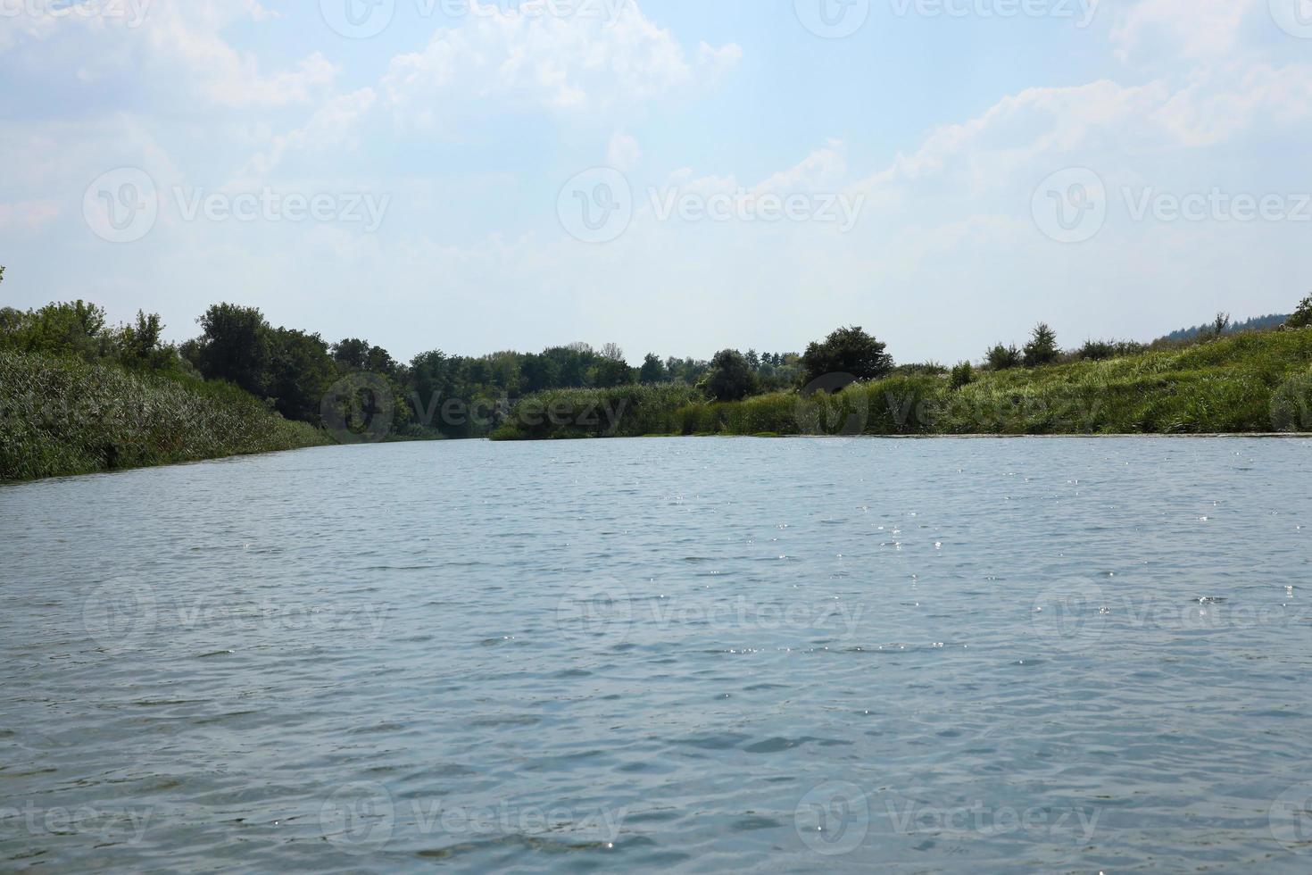 soleada mañana de primavera en el prado cerca del río foto