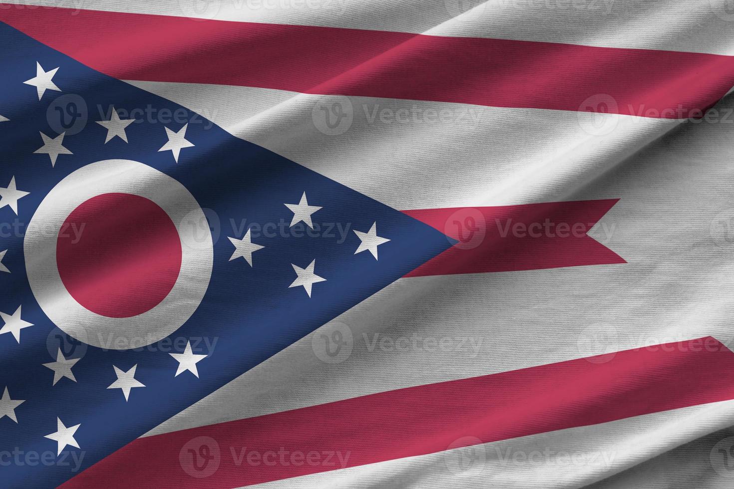 bandera del estado de ohio us con grandes pliegues ondeando de cerca bajo la luz del estudio en el interior. los símbolos y colores oficiales en banner foto