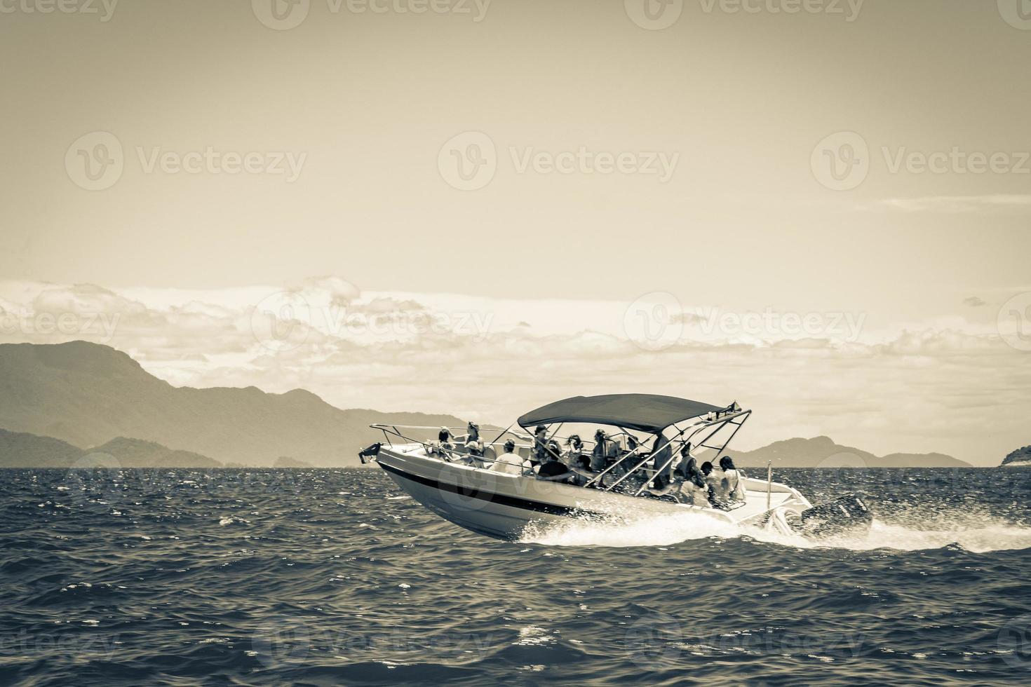 viaje en lancha rápida ilha grande a angra dos reis, brasil. foto