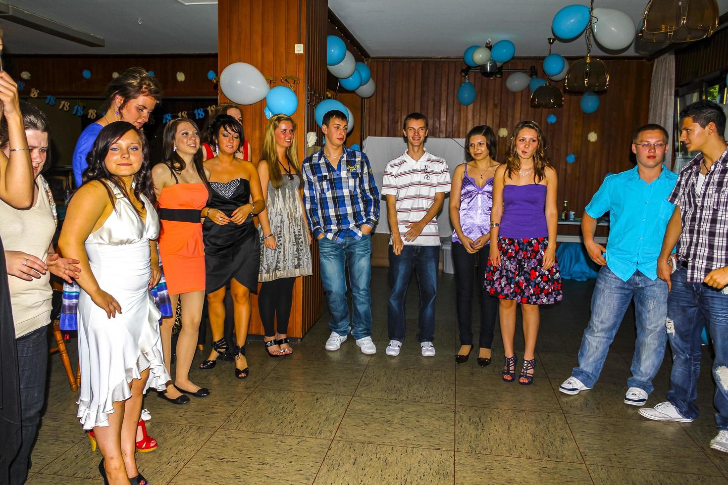 leherheide bremerhaven alemania 2010 los jóvenes tienen una fiesta y bailan y ríen alemania. foto