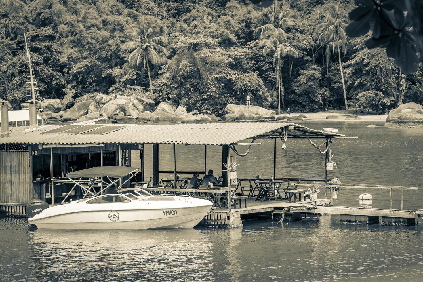 ilha grande río de janeiro brasil 2020 playa de manglares y pouso con restaurante de natación ilha grande brasil. foto