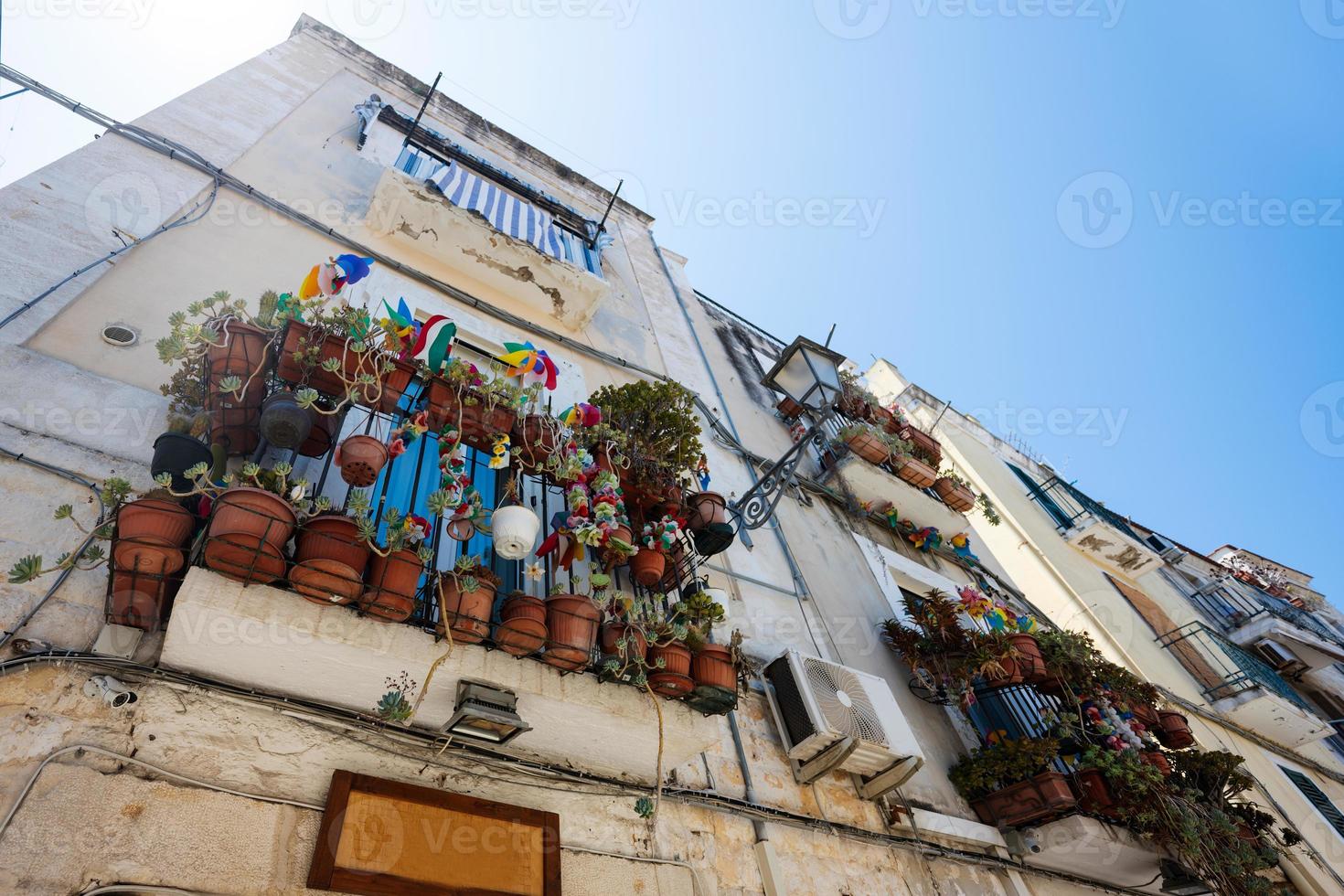 balcón con flores en maceta de la ciudad vieja de bari, puglia, sur de italia. foto