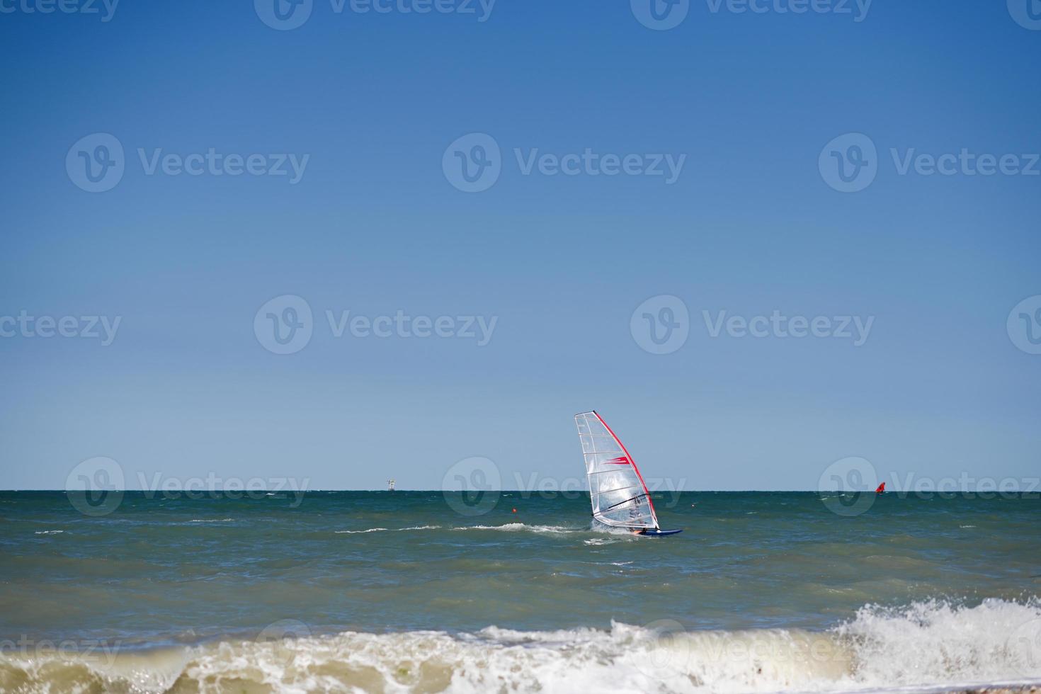 windsurfista en buenas olas en el mar. foto