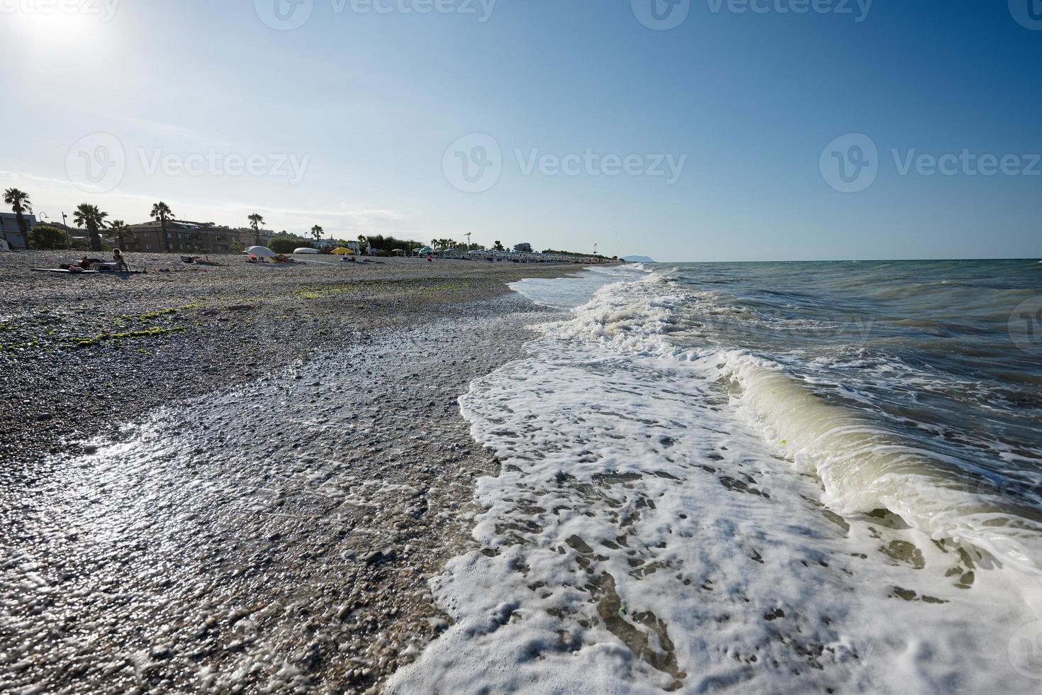 guijarros piedras playa del mar adriático porto sant elpidio, italia. foto