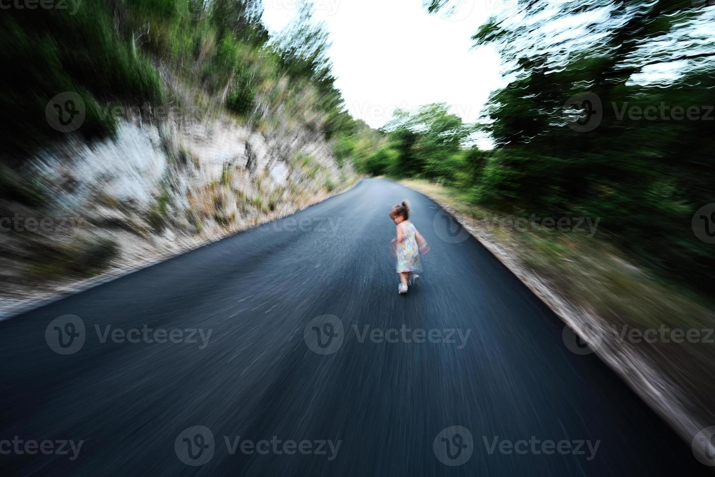 niña corre en la carretera de montaña. foto borrosa.