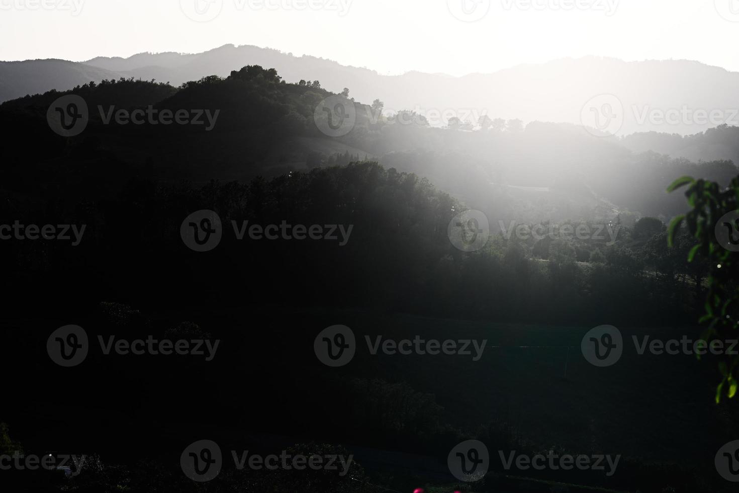 vista del atardecer de la montaña en nocera umbra, ciudad y comuna en la provincia de perugia, italia. foto