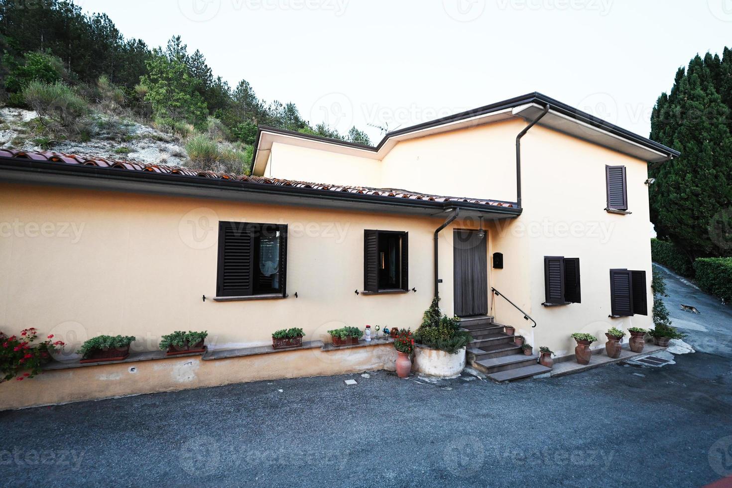 casa italiana en nocera umbra, ciudad y comuna en la provincia de perugia, italia. foto