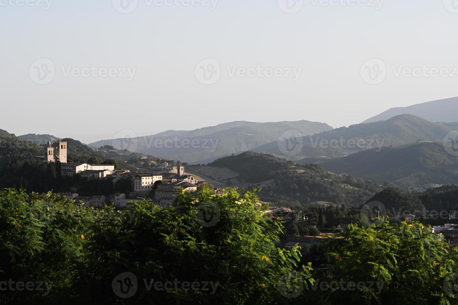vista de nocera umbra, ciudad y comuna en la provincia de perugia, italia. foto