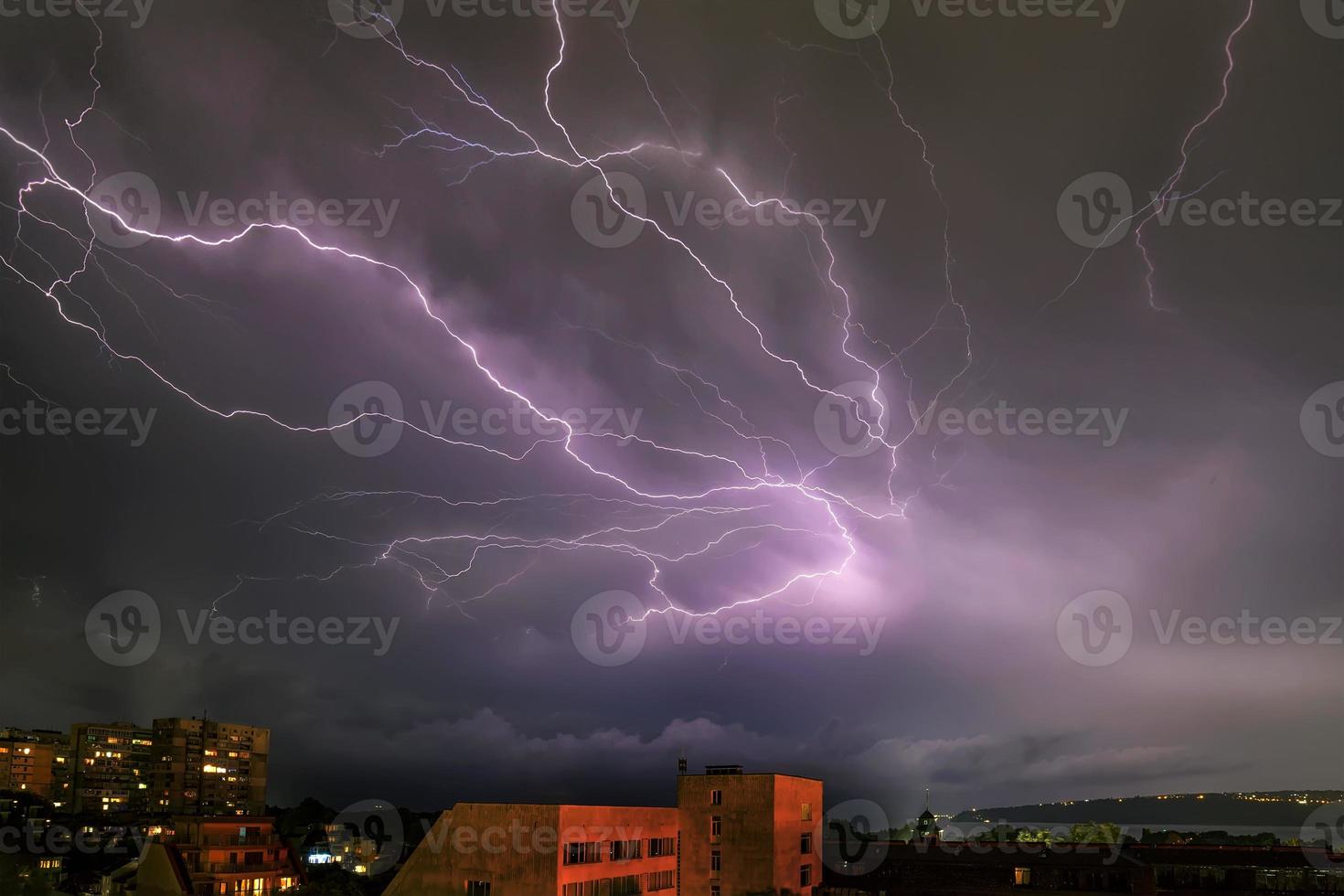 asombrosos y poderosos relámpagos caen sobre el mar y la ciudad, varna. Bulgaria foto