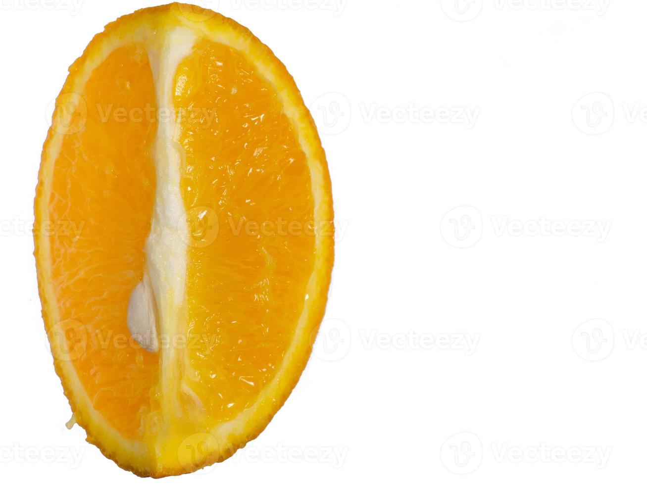 rodaja de naranja sobre un fondo blanco. naranja jugosa sobre la mesa. foto