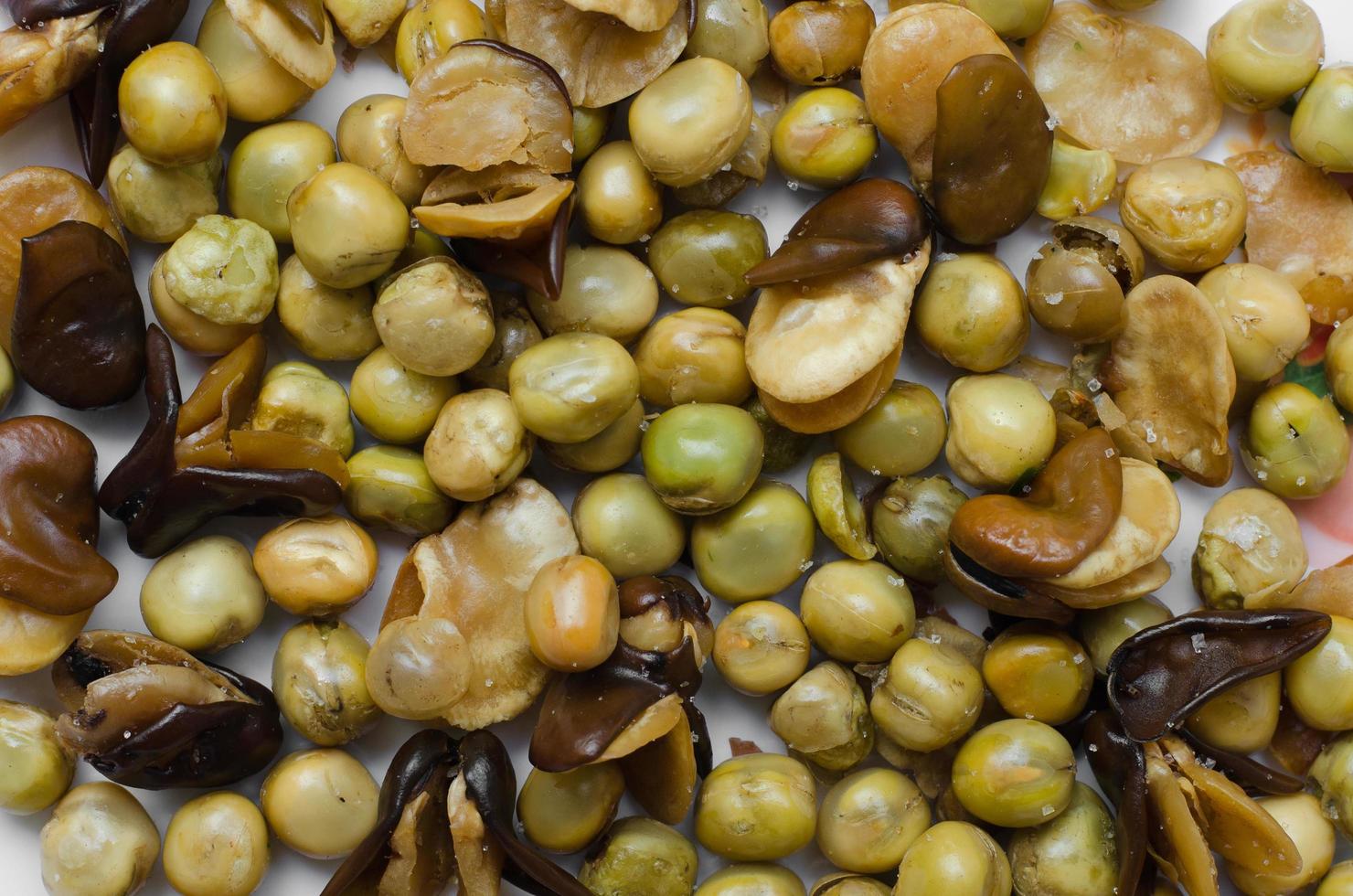 habas tostadas y guisantes foto